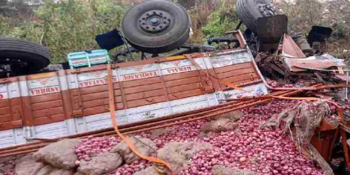 മലപ്പുറം വട്ടപ്പാറയില് ലോറി താഴ്ചയിലേക്ക് മറിഞ്ഞു ; മൂന്ന് പേര് മരിച്ചു മലപ്പുറം വട്ടപ്പാറയില് ലോറി താഴ്ചയിലേക്ക് മറിഞ്ഞു ; മൂന്ന് പേര് മരിച്ചു