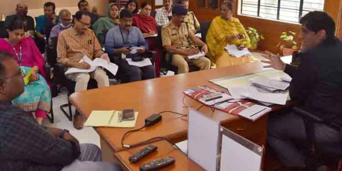 ബ്രഹ്മപുരത്ത് നിരീക്ഷണത്തിന് മുഴുവന് സമയവും ഫയര് വാച്ചേഴ്സ് ; പോലീസ് പട്രോളിംഗ് ശക്തമാക്കും ബ്രഹ്മപുരത്ത് നിരീക്ഷണത്തിന് മുഴുവന് സമയവും ഫയര് വാച്ചേഴ്സ് ; പോലീസ് പട്രോളിംഗ് ശക്തമാക്കും