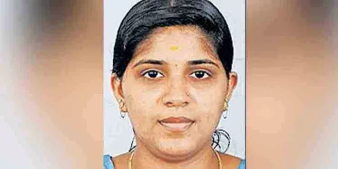 ബൈക്കിന്റെ പിന്നിലിരുന്ന് യാത്ര ചെയ്യുന്നതിനിടെ കുഴഞ്ഞുവീണു പരുക്കേറ്റ യുവതി മരിച്ചു ബൈക്കിന്റെ പിന്നിലിരുന്ന് യാത്ര ചെയ്യുന്നതിനിടെ കുഴഞ്ഞുവീണു പരുക്കേറ്റ യുവതി മരിച്ചു
