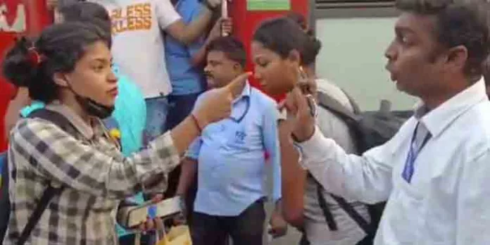 ടിക്കറ്റ് പരിശോധനയുടെ പേരില് യുവതിയെ അസഭ്യം പറഞ്ഞു ; ടിടിആറിന് സസ്പെന്ഷന് ടിക്കറ്റ് പരിശോധനയുടെ പേരില് യുവതിയെ അസഭ്യം പറഞ്ഞു ; ടിടിആറിന് സസ്പെന്ഷന്