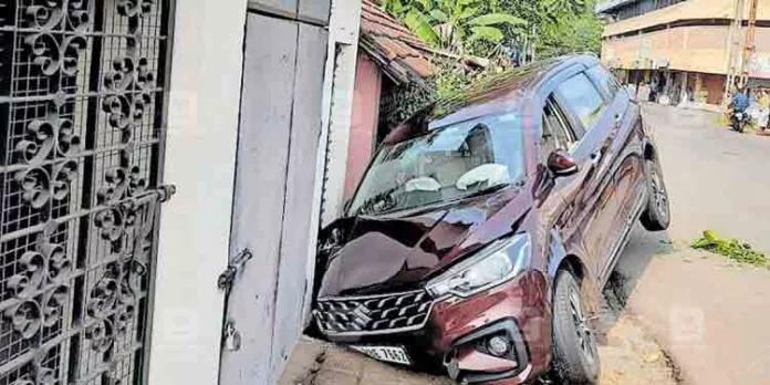 കാർ നിയന്ത്രണം വിട്ട് കടയുടെ ഭിത്തിയിൽ ഇടിച്ച് അപകടം കാർ നിയന്ത്രണം വിട്ട് കടയുടെ ഭിത്തിയിൽ ഇടിച്ച് അപകടം