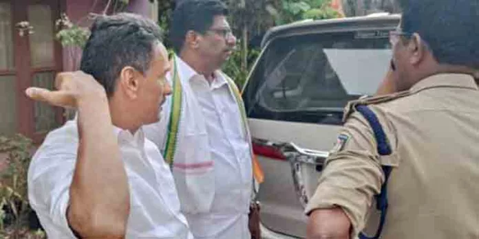 നാരദനായി പി.ജെ കുര്യന് ? പത്തനംതിട്ടയില് കോണ്ഗ്രസ് തകരുന്നു ; നേതാക്കള്ക്ക് ചീമുട്ടയും കല്ലേറും നാരദനായി പി.ജെ കുര്യന് ? പത്തനംതിട്ടയില് കോണ്ഗ്രസ് തകരുന്നു ; നേതാക്കള്ക്ക് ചീമുട്ടയും കല്ലേറും