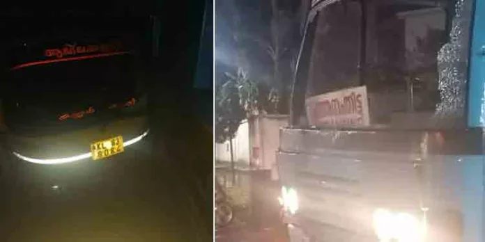 കോന്നിയിൽ ബസും ഓട്ടോറിക്ഷയും കൂട്ടി ഇടിച്ച് അപകടം ; ഓട്ടോ യാത്രക്കാർക്ക് പരിക്കേറ്റു കോന്നിയിൽ ബസും ഓട്ടോറിക്ഷയും കൂട്ടി ഇടിച്ച് അപകടം ; ഓട്ടോ യാത്രക്കാർക്ക് പരിക്കേറ്റു