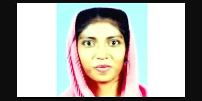 വീട്ടിലെ കിടപ്പുമുറിയില് യുവതി തൂങ്ങിമരിച്ചു ; മൃതദേഹം കാമുകന്റെ വീട്ടുമുറ്റത്ത് അടക്കാന് ശ്രമം വീട്ടിലെ കിടപ്പുമുറിയില് യുവതി തൂങ്ങിമരിച്ചു ; മൃതദേഹം കാമുകന്റെ വീട്ടുമുറ്റത്ത് അടക്കാന് ശ്രമം
