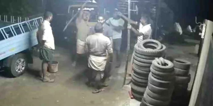 പോലീസ് ഉദ്യോഗസ്ഥന്റെ നേതൃത്വത്തിലുള്ള ഗുണ്ടാസംഘം വെൽഡിങ് വർക്ക്ഷോപ്പ് തല്ലി തകർത്തു ; ദിവസങ്ങൾക്കു ശേഷവും നടപടിയില്ല പോലീസ് ഉദ്യോഗസ്ഥന്റെ നേതൃത്വത്തിലുള്ള ഗുണ്ടാസംഘം വെൽഡിങ് വർക്ക്ഷോപ്പ് തല്ലി തകർത്തു ; ദിവസങ്ങൾക്കു ശേഷവും നടപടിയില്ല