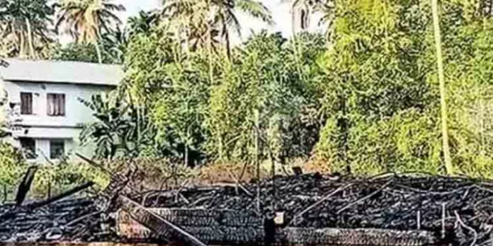 തീപിടുത്തത്തില് തടികൊണ്ടു നിര്മ്മിച്ച വീട് പൂര്ണമായി കത്തി നശിച്ചു തീപിടുത്തത്തില് തടികൊണ്ടു നിര്മ്മിച്ച വീട് പൂര്ണമായി കത്തി നശിച്ചു