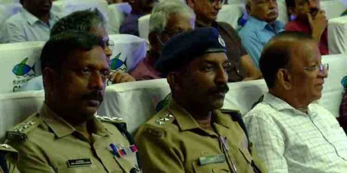 ബ്രഹ്മപുരം തീപിടിത്തത്തിൽ അന്വേഷണ റിപ്പോർട്ട് രണ്ട് ദിവസത്തിനകമെന്ന് കൊച്ചി സിറ്റി പോലീസ് കമ്മീഷണർ ബ്രഹ്മപുരം തീപിടിത്തത്തിൽ അന്വേഷണ റിപ്പോർട്ട് രണ്ട് ദിവസത്തിനകമെന്ന് കൊച്ചി സിറ്റി പോലീസ് കമ്മീഷണർ
