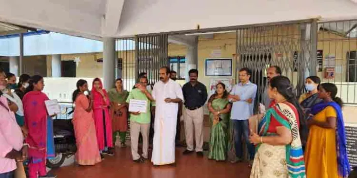 മിനി സിവിൽ സ്റ്റേഷനിൽ കുടിവെള്ള ക്ഷാമം രൂക്ഷമായി തുടരുന്നതില് ജീവനക്കാർ പ്രതിഷേധിച്ചു മിനി സിവിൽ സ്റ്റേഷനിൽ കുടിവെള്ള ക്ഷാമം രൂക്ഷമായി തുടരുന്നതില് ജീവനക്കാർ പ്രതിഷേധിച്ചു