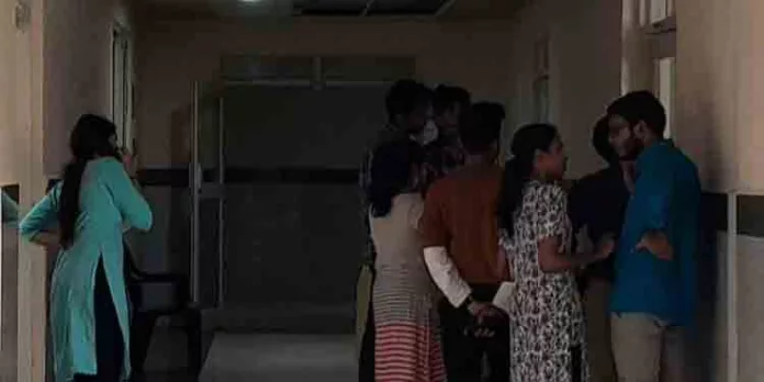 കോന്നി മെഡിക്കൽ കോളേജിൽ വിദ്യാർത്ഥികളുടെ പ്രതിഷേധം കോന്നി മെഡിക്കൽ കോളേജിൽ വിദ്യാർത്ഥികളുടെ പ്രതിഷേധം