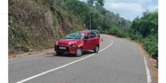ളാഹയിൽ ഇന്നലെയും ഇന്നുമായി തുടര്ച്ചയായി രണ്ടു വാഹന അപകടങ്ങൾ ളാഹയിൽ ഇന്നലെയും ഇന്നുമായി തുടര്ച്ചയായി രണ്ടു വാഹന അപകടങ്ങൾ