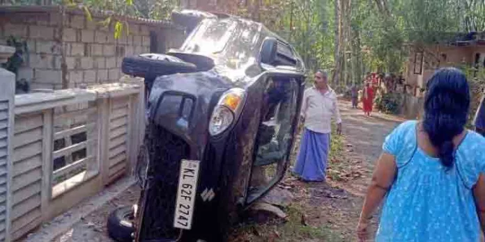 ചെവ്വൂർ കടവിൽ കാർ നിയന്ത്രണം വിട്ട് മറിഞ്ഞു ചെവ്വൂർ കടവിൽ കാർ നിയന്ത്രണം വിട്ട് മറിഞ്ഞു