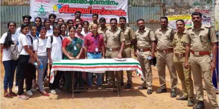 അന്താരാഷ്ട്ര വന ദിനാചരണത്തിന്റെ ഭാഗമായി തെരുവ് നാടകം സംഘടിപ്പിച്ചു അന്താരാഷ്ട്ര വന ദിനാചരണത്തിന്റെ ഭാഗമായി തെരുവ് നാടകം സംഘടിപ്പിച്ചു