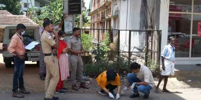 ഇട്ടിയപ്പാറബാറിനു മുന്നില് കഴിഞ്ഞ ദിവസം ഉണ്ടായ കത്തികുത്തില് പോലീസ് ഫോറൻസിക് വിഭാഗം പരിശോധന നടത്തി ഇട്ടിയപ്പാറബാറിനു മുന്നില് കഴിഞ്ഞ ദിവസം ഉണ്ടായ കത്തികുത്തില് പോലീസ് ഫോറൻസിക് വിഭാഗം പരിശോധന നടത്തി