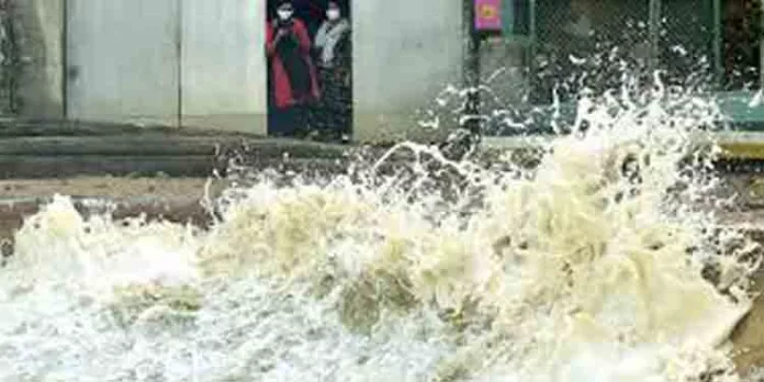 കേരളത്തീരത്ത് ഉയര്ന്ന തിരമാലയ്ക്ക് സാധ്യതയെന്ന് മുന്നറിയിപ്പ് കേരളത്തീരത്ത് ഉയര്ന്ന തിരമാലയ്ക്ക് സാധ്യതയെന്ന് മുന്നറിയിപ്പ്