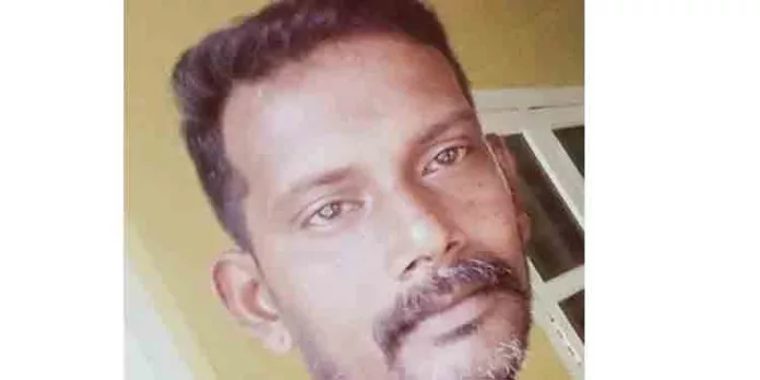 മണിമലയില് ലോറിയിലേക്ക് വൈദ്യുതി പോസ്റ്റ് കയറ്റുന്നതിനിടെ പോസ്റ്റ് തലയിലേക്ക് വീണ് ഗുരുതര പരുക്കേറ്റ യുവാവ് മരിച്ചു മണിമലയില് ലോറിയിലേക്ക് വൈദ്യുതി പോസ്റ്റ് കയറ്റുന്നതിനിടെ പോസ്റ്റ് തലയിലേക്ക് വീണ് ഗുരുതര പരുക്കേറ്റ യുവാവ് മരിച്ചു