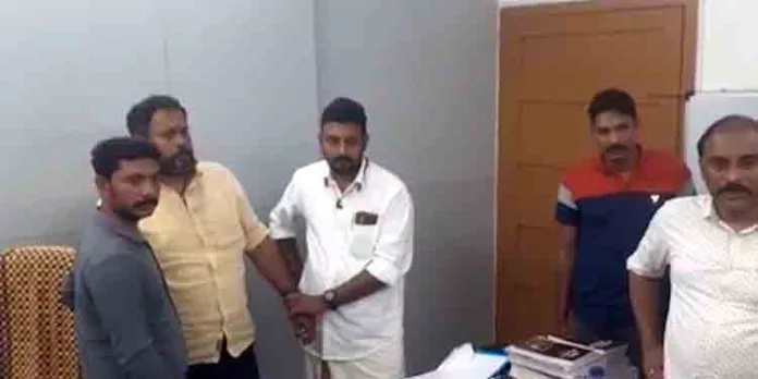 കൈക്കൂലിക്കേസില് അറസ്റ്റിലായ ഉദ്യോഗസ്ഥനില്നിന്ന് കൈക്കൂലി വാങ്ങിയ വിജിലന്സ് ഡി.വൈ.എസ്.പിയ്ക്കെതിരെ അന്വേഷണം കൈക്കൂലിക്കേസില് അറസ്റ്റിലായ ഉദ്യോഗസ്ഥനില്നിന്ന് കൈക്കൂലി വാങ്ങിയ വിജിലന്സ് ഡി.വൈ.എസ്.പിയ്ക്കെതിരെ അന്വേഷണം