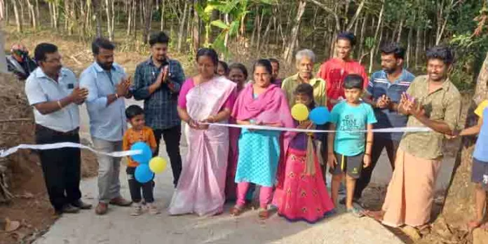 തൊഴിലുറപ്പ് പദ്ധതിയിൽ ഉൾപ്പെടുത്തി കോൺക്രീറ്റിങ് പൂർത്തിയാക്കിയ തേക്കടയിൽ പടി റോഡിന്റെ ഉദ്ഘാടനം നടത്തി തൊഴിലുറപ്പ് പദ്ധതിയിൽ ഉൾപ്പെടുത്തി കോൺക്രീറ്റിങ് പൂർത്തിയാക്കിയ തേക്കടയിൽ പടി റോഡിന്റെ ഉദ്ഘാടനം നടത്തി