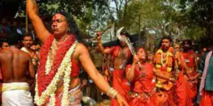 ഭരണിക്കോമരങ്ങള് കൊടുങ്ങല്ലൂരിലെത്തി കാവേറ്റം തുടങ്ങി ഭരണിക്കോമരങ്ങള് കൊടുങ്ങല്ലൂരിലെത്തി കാവേറ്റം തുടങ്ങി