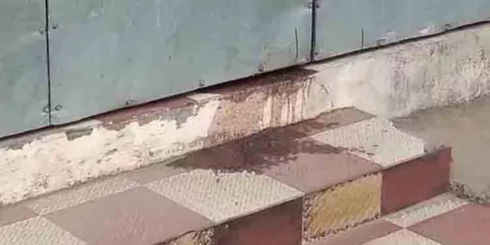 കടയൊഴിപ്പിക്കാന് കക്കൂസ് മാലിന്യം തളിച്ച് കെട്ടിടത്തിന്റെ കെയര് ടേക്കര് : പോലീസില് പരാതി നല്കി വ്യാപാരി കടയൊഴിപ്പിക്കാന് കക്കൂസ് മാലിന്യം തളിച്ച് കെട്ടിടത്തിന്റെ കെയര് ടേക്കര് : പോലീസില് പരാതി നല്കി വ്യാപാരി