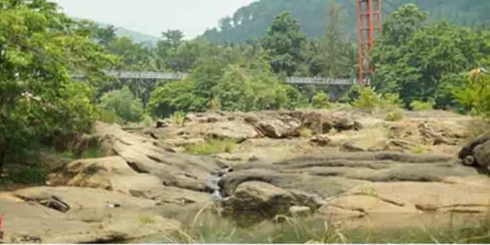 അത്തിക്കയം ഉരുകുന്നു… കുടിനീര് പോലുമില്ല , വേനല്മഴയുടെ കടാക്ഷം കാത്ത് ഒരുപ്രദേശം അത്തിക്കയം ഉരുകുന്നു… കുടിനീര് പോലുമില്ല , വേനല്മഴയുടെ കടാക്ഷം കാത്ത് ഒരുപ്രദേശം