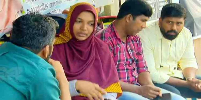 വയറ്റിൽ കത്രിക കുടുങ്ങിയ സംഭവം ; ഹർഷിനയുടെ സമരം ആറാം ദിവസത്തിലേക്ക് വയറ്റിൽ കത്രിക കുടുങ്ങിയ സംഭവം ; ഹർഷിനയുടെ സമരം ആറാം ദിവസത്തിലേക്ക്