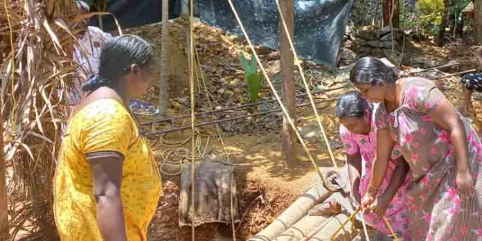 പെണ്കരുത്തിന്റെ ഒത്തുചേരല് : ജെസിയുടെ മുറ്റത്തെ കിണറ്റില് നീര് തെളിഞ്ഞു പെണ്കരുത്തിന്റെ ഒത്തുചേരല് : ജെസിയുടെ മുറ്റത്തെ കിണറ്റില് നീര് തെളിഞ്ഞു