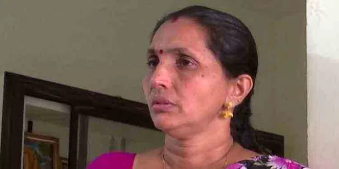 മകളുടെ വിവാഹത്തിനായി സ്ഥിരനിക്ഷേപമിട്ടിരുന്ന നാലുലക്ഷം രൂപ ഓണ്ലൈന് ബാങ്ക് തട്ടിപ്പില് നഷ്ടമായെന്ന പരാതിയുമായി വീട്ടമ്മ മകളുടെ വിവാഹത്തിനായി സ്ഥിരനിക്ഷേപമിട്ടിരുന്ന നാലുലക്ഷം രൂപ ഓണ്ലൈന് ബാങ്ക് തട്ടിപ്പില് നഷ്ടമായെന്ന പരാതിയുമായി വീട്ടമ്മ