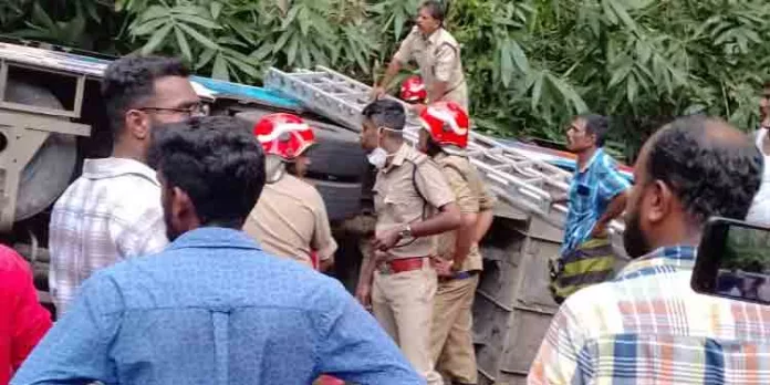 ഇലവുങ്കലില് ശബരിമല തീര്ഥാടകര് സഞ്ചരിച്ച ബസ് കൊക്കയിലേക്ക് മറിഞ്ഞു ഇലവുങ്കലില് ശബരിമല തീര്ഥാടകര് സഞ്ചരിച്ച ബസ് കൊക്കയിലേക്ക് മറിഞ്ഞു