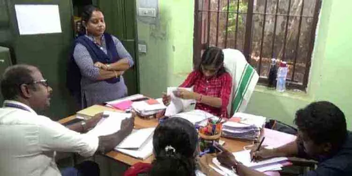 സംസ്ഥാനത്തെ ഭക്ഷ്യസുരക്ഷാ പരിശോധനയില് ഉദ്യോഗസ്ഥരും ഹോട്ടലുടമകളും ഒത്തുകളിക്കുന്നതായി വിജിലന്സ് സംസ്ഥാനത്തെ ഭക്ഷ്യസുരക്ഷാ പരിശോധനയില് ഉദ്യോഗസ്ഥരും ഹോട്ടലുടമകളും ഒത്തുകളിക്കുന്നതായി വിജിലന്സ്