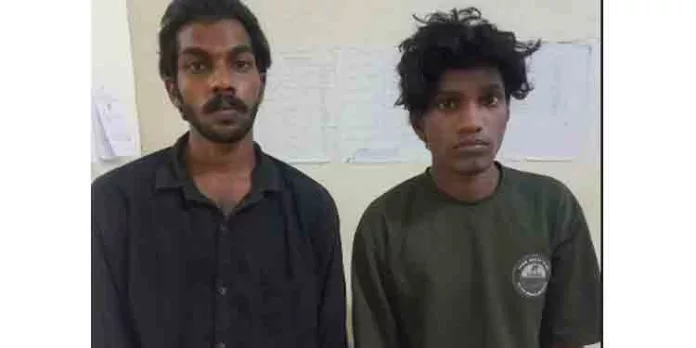 വീട്ടുമുറ്റത്തുനിന്നും മോട്ടോര് സൈക്കിള് മോഷ്ടിച്ചു കടത്തിയ പ്രതികളെ പോലീസ് അറസ്റ്റ് ചെയ്തു വീട്ടുമുറ്റത്തുനിന്നും മോട്ടോര് സൈക്കിള് മോഷ്ടിച്ചു കടത്തിയ പ്രതികളെ പോലീസ് അറസ്റ്റ് ചെയ്തു