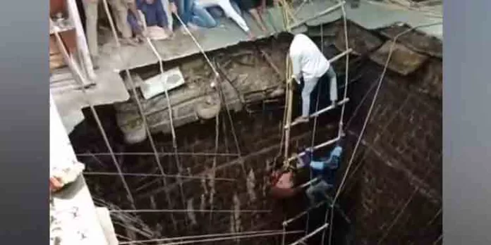 മധ്യപ്രദേശില് ക്ഷേത്രക്കുളം തകര്ന്ന് 13 പേര് മരിച്ചു മധ്യപ്രദേശില് ക്ഷേത്രക്കുളം തകര്ന്ന് 13 പേര് മരിച്ചു