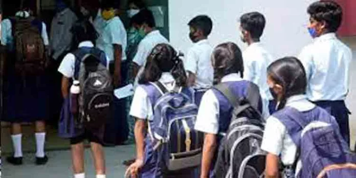 അധ്യയന വര്ഷത്തിന് സമാപനം കുറിച്ച് സംസ്ഥാനത്തെ സ്കൂളുകള് നാളെ അടയ്ക്കും അധ്യയന വര്ഷത്തിന് സമാപനം കുറിച്ച് സംസ്ഥാനത്തെ സ്കൂളുകള് നാളെ അടയ്ക്കും
