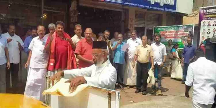 ഓമല്ലൂർ വയൽ വാണിഭ ദീപശിഖ പ്രയാണ ജാഥക്ക് സ്വീകരണം നൽകി ആനന്ദപ്പള്ളിയിലെ കർഷക സമിതി ഓമല്ലൂർ വയൽ വാണിഭ ദീപശിഖ പ്രയാണ ജാഥക്ക് സ്വീകരണം നൽകി ആനന്ദപ്പള്ളിയിലെ കർഷക സമിതി