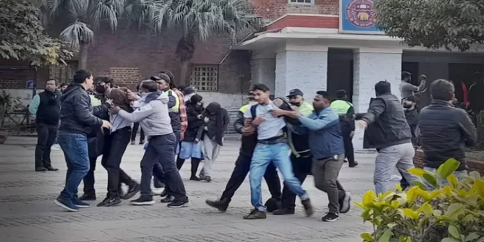 ഡല്ഹി സര്വകലാശാലയിലെ പ്രതിഷേധം ; മലയാളി വിദ്യാര്ഥികളടക്കം കസ്റ്റഡിയില് ഡല്ഹി സര്വകലാശാലയിലെ പ്രതിഷേധം ; മലയാളി വിദ്യാര്ഥികളടക്കം കസ്റ്റഡിയില്