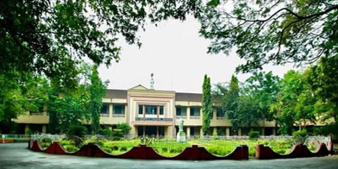 കോഴിക്കോട് വിദ്യാര്ഥികളെ റാഗിങ്ങിന്റെ പേരില് മര്ദ്ദിച്ചു കോഴിക്കോട് വിദ്യാര്ഥികളെ റാഗിങ്ങിന്റെ പേരില് മര്ദ്ദിച്ചു