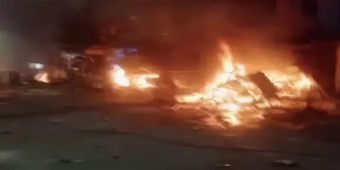 ബംഗാളില് രാമനവമി ആഘോഷങ്ങള്ക്കിടെ സംഘര്ഷം ; നിരവധി വാഹനങ്ങള്ക്ക് തീയിട്ടു ബംഗാളില് രാമനവമി ആഘോഷങ്ങള്ക്കിടെ സംഘര്ഷം ; നിരവധി വാഹനങ്ങള്ക്ക് തീയിട്ടു
