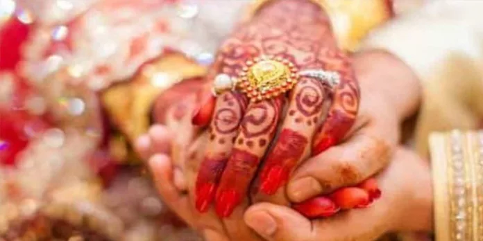 വിവാഹ വാഗ്ദാനം നല്കി മലയാളി യുവതിയുടെ 22 ലക്ഷം തട്ടി ; ത്രിപുര സ്വദേശികള് അറസ്റ്റില് വിവാഹ വാഗ്ദാനം നല്കി മലയാളി യുവതിയുടെ 22 ലക്ഷം തട്ടി ; ത്രിപുര സ്വദേശികള് അറസ്റ്റില്