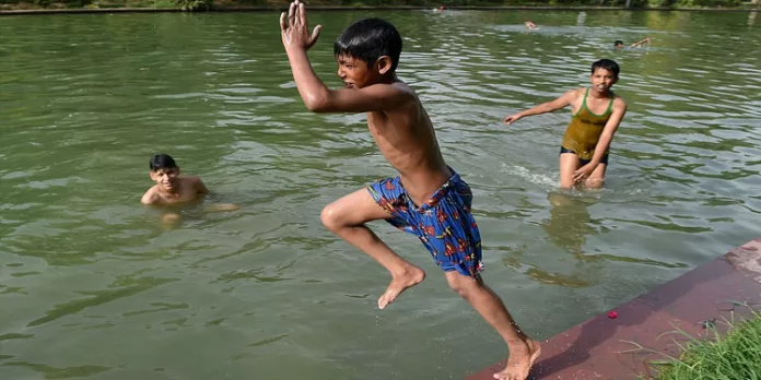 വെള്ളം കണ്ടാല് എടുത്തു ചാടരുത് ; മുന്നറിയിപ്പുമായി പോലീസ് വെള്ളം കണ്ടാല് എടുത്തു ചാടരുത് ; മുന്നറിയിപ്പുമായി പോലീസ്