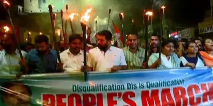 രാഹുലിനെ അയോഗ്യനാക്കിയ നടപടി ; കല്പ്പറ്റയില് രാത്രിയും പ്രതിഷേധം രാഹുലിനെ അയോഗ്യനാക്കിയ നടപടി ; കല്പ്പറ്റയില് രാത്രിയും പ്രതിഷേധം