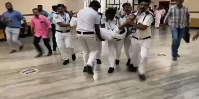 ബൂട്ടിട്ട് ചവിട്ടി, നിലത്തുവീണിട്ടും മര്ദിച്ചു ; വാച്ച് ആന്ഡ് വാര്ഡിനെതിരെ സനീഷ് കുമാര് എം.എല്എ ബൂട്ടിട്ട് ചവിട്ടി, നിലത്തുവീണിട്ടും മര്ദിച്ചു ; വാച്ച് ആന്ഡ് വാര്ഡിനെതിരെ സനീഷ് കുമാര് എം.എല്എ