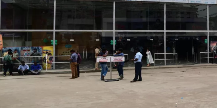 ടിക്കറ്റ് ഉണ്ടായിട്ടും സിനിമാ തിയറ്ററില് കുടുംബത്തിന് പ്രവേശനം നിഷേധിച്ചു ടിക്കറ്റ് ഉണ്ടായിട്ടും സിനിമാ തിയറ്ററില് കുടുംബത്തിന് പ്രവേശനം നിഷേധിച്ചു