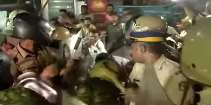 തിരുവനന്തപുരത്ത് സംഘര്ഷം ; യൂത്ത് കോണ്ഗ്രസ് പ്രവര്ത്തകരും പോലീസും ഏറ്റുമുട്ടി തിരുവനന്തപുരത്ത് സംഘര്ഷം ; യൂത്ത് കോണ്ഗ്രസ് പ്രവര്ത്തകരും പോലീസും ഏറ്റുമുട്ടി