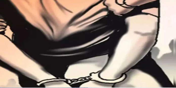 ബലമായി കസ്റ്റഡിയിലെടുത്ത് മര്ദനം ; ഉദ്യോഗസ്ഥര്ക്കെതിരെ ഹര്ജിയുമായി പ്രതി ബലമായി കസ്റ്റഡിയിലെടുത്ത് മര്ദനം ; ഉദ്യോഗസ്ഥര്ക്കെതിരെ ഹര്ജിയുമായി പ്രതി
