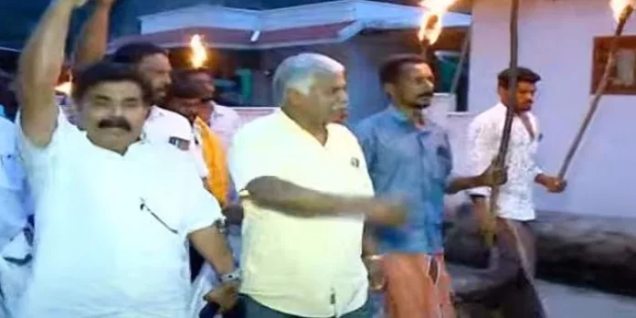 അരിക്കൊമ്പനെ പിടികൂടണം ; ഇടുക്കിയില് പന്തം കൊളുത്തി പ്രതിഷേധം അരിക്കൊമ്പനെ പിടികൂടണം ; ഇടുക്കിയില് പന്തം കൊളുത്തി പ്രതിഷേധം