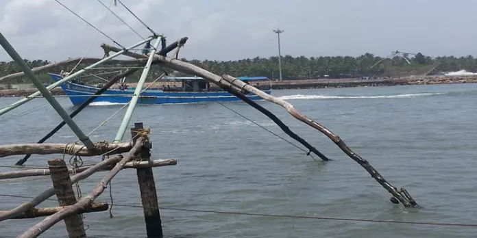 അഴീക്കോട് കടലില് കുടുങ്ങിയ മത്സ്യത്തൊഴിലാളികളെ രക്ഷപ്പെടുത്തി അഴീക്കോട് കടലില് കുടുങ്ങിയ മത്സ്യത്തൊഴിലാളികളെ രക്ഷപ്പെടുത്തി