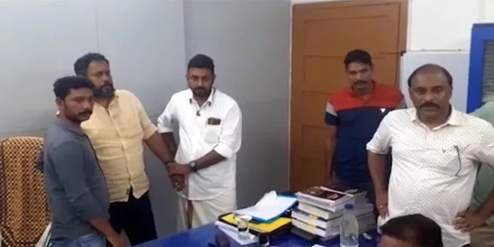 അഴിമതികേസ് അട്ടിമറിക്കാന് കൈക്കൂലി ; വിജിലന്സ് ഡിവൈഎസ്പിയുടെ വീട്ടില് വിജിലന്സ് പരിശോധന അഴിമതികേസ് അട്ടിമറിക്കാന് കൈക്കൂലി ; വിജിലന്സ് ഡിവൈഎസ്പിയുടെ വീട്ടില് വിജിലന്സ് പരിശോധന