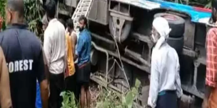 കൊക്കയിലേക്ക് മറിഞ്ഞ ബസിലുണ്ടായിരുന്നത് 62 അയ്യപ്പഭക്തർ; രക്ഷാപ്രവർത്തനം പുരോഗമിക്കുന്നുവെന്ന് ജില്ലാ കളക്ടർ കൊക്കയിലേക്ക് മറിഞ്ഞ ബസിലുണ്ടായിരുന്നത് 62 അയ്യപ്പഭക്തർ; രക്ഷാപ്രവർത്തനം പുരോഗമിക്കുന്നുവെന്ന് ജില്ലാ കളക്ടർ