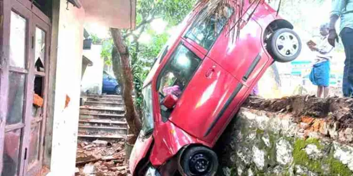 യുവതി ഓടിച്ച കാർ നിയന്ത്രണംവിട്ട് വീടിന്റെ മതിൽ ഇടിച്ചു തകർത്തു യുവതി ഓടിച്ച കാർ നിയന്ത്രണംവിട്ട് വീടിന്റെ മതിൽ ഇടിച്ചു തകർത്തു