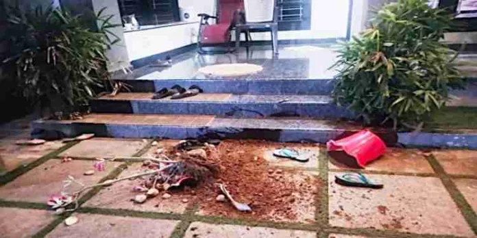 ചാരുംമൂട്ടിൽ സിപിഐ എം നേതാവിന്റെ വീട് അഞ്ചംഗസംഘം ആക്രമിച്ചു ചാരുംമൂട്ടിൽ സിപിഐ എം നേതാവിന്റെ വീട് അഞ്ചംഗസംഘം ആക്രമിച്ചു