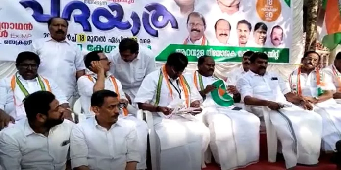 കെപിസിസി ജനറല് സെക്രട്ടറിക്ക് നേരെ പത്തനംതിട്ടയില് മുട്ടയേറ് കെപിസിസി ജനറല് സെക്രട്ടറിക്ക് നേരെ പത്തനംതിട്ടയില് മുട്ടയേറ്